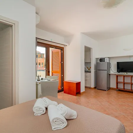 Studio's Pavese Daire *